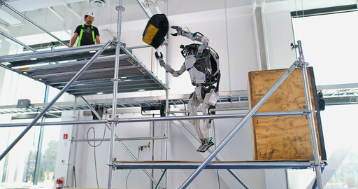 Boston Dynamics показала, как робот помогает человеку на стройке