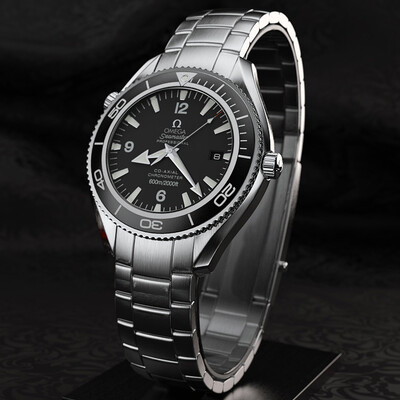 Часы Omega и рюмка коньяка