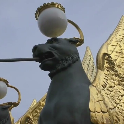 Аурус у Банковского моста в Санкт Петербурге